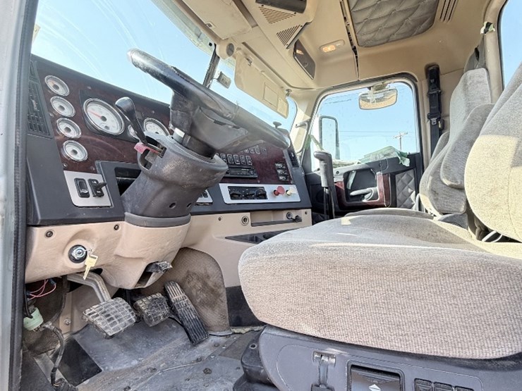 2014-freightliner-122sd-image-9