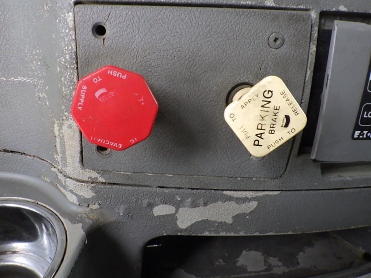 2009-peterbilt-387-image-58