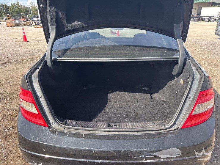 2011-mercedes-benz-c300-awd-sedan-image-21