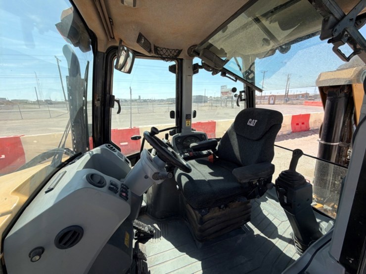 2021-caterpillar-420f2-it-image-12