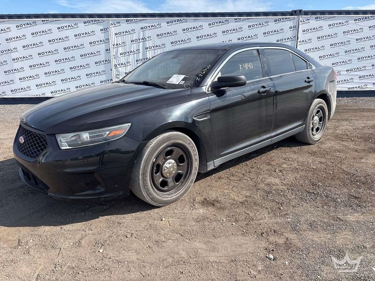 2015-ford-taurus-sedan-image-1
