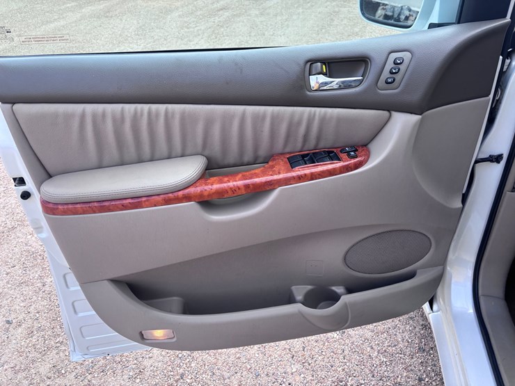 2008-toyota-sienna-image-10