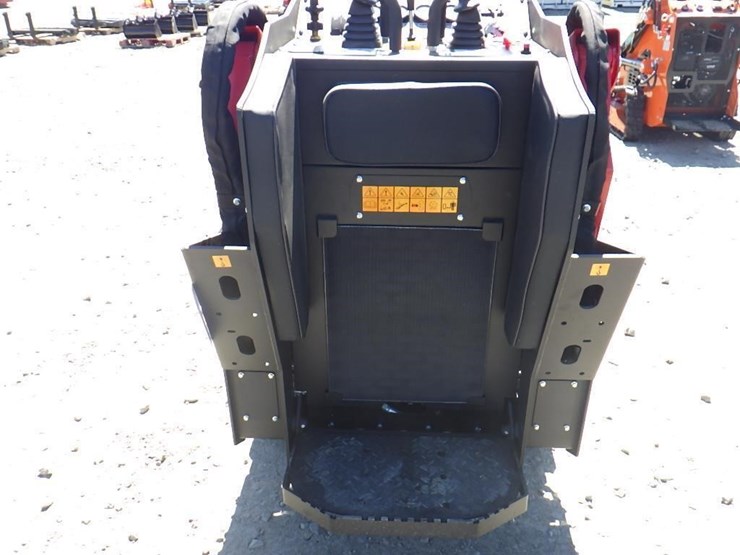 2026-future-1050k-skid-steer-tracked-loader-image-10