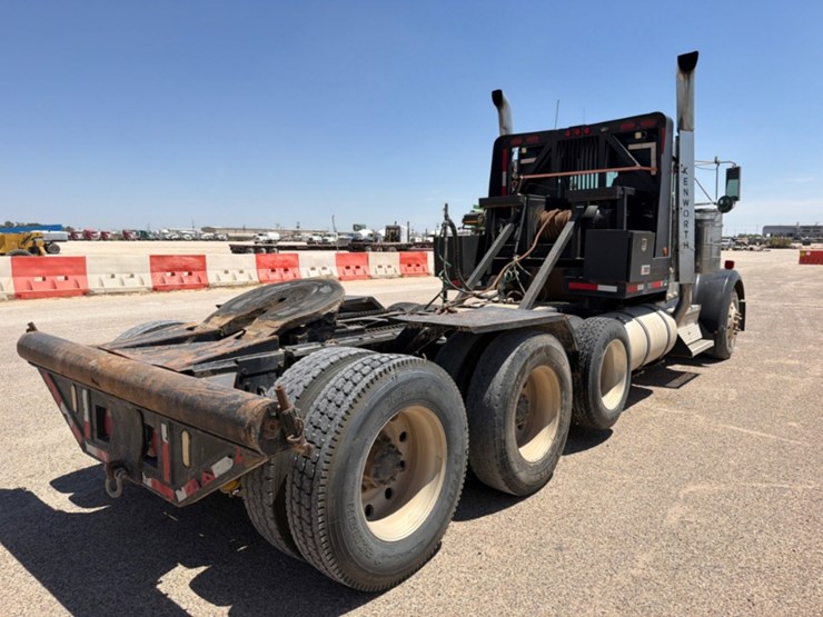 2002-kenworth-w900b-image-5