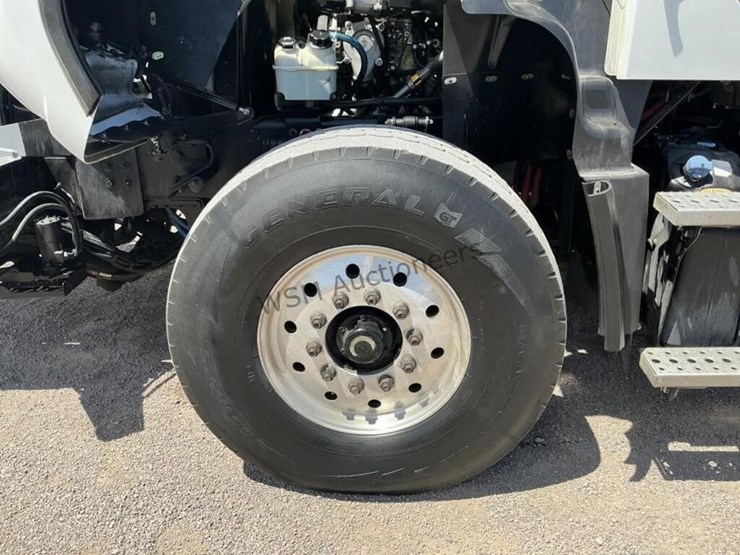 2019-freightliner-114sd-image-10