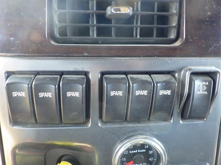2015-peterbilt-325-image-31