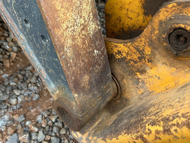 2011-deere-333g-image-17