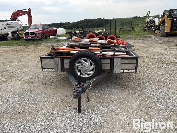 2006-t/a-utility-trailer-w/road-cones-&-signs-image-2