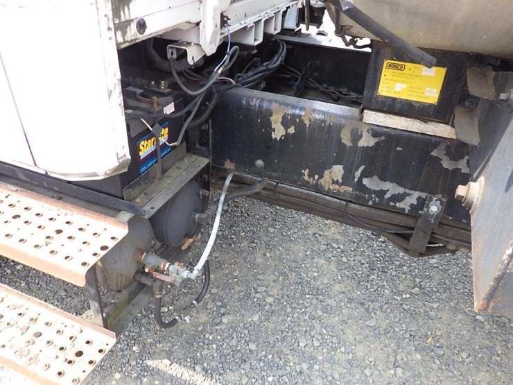 1999-freightliner-fl70-image-13