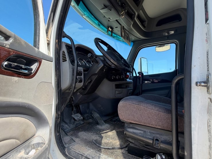2017-peterbilt-579-image-9