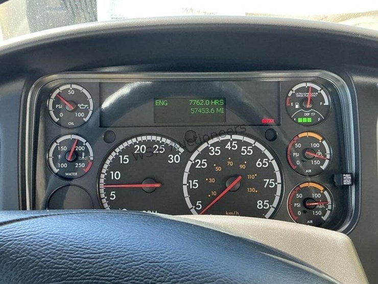 2019-freightliner-m2-106-image-23
