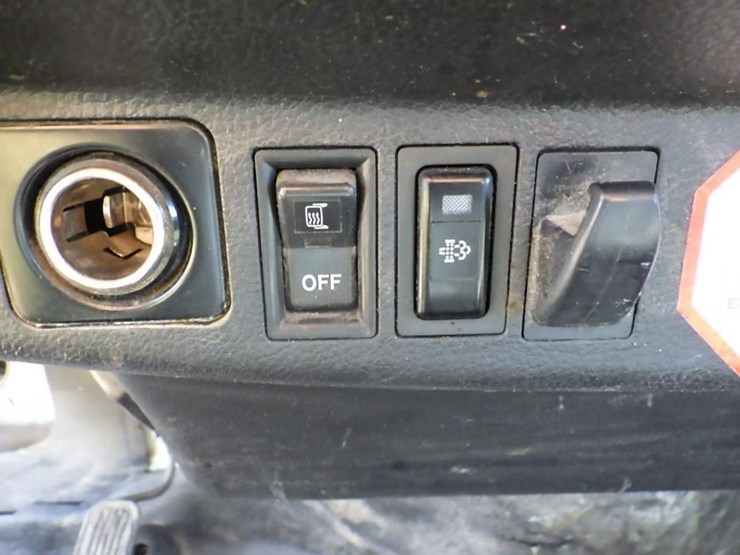 2013-hino-268-image-46