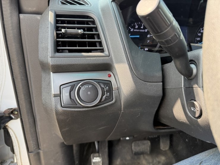 2015-ford-explorer-image-24