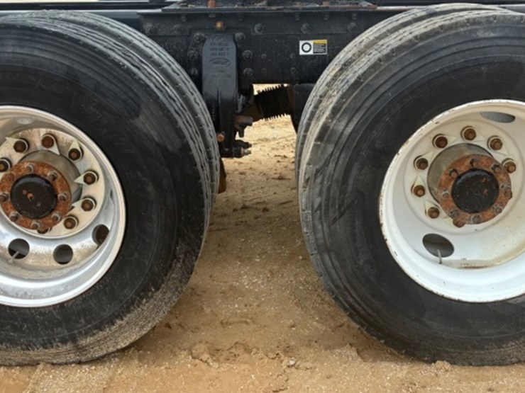 2016-peterbilt-367-image-11