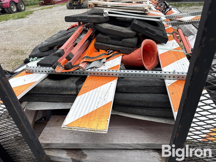 2006-t/a-utility-trailer-w/road-cones-&-signs-image-15