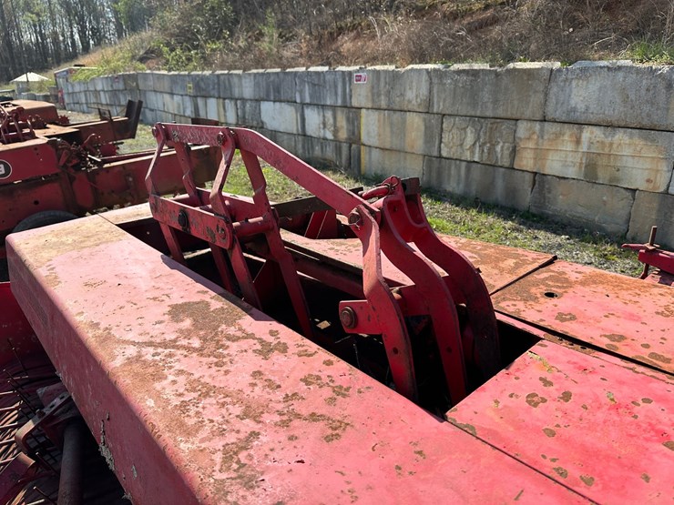 #4074-•-massey-ferguson-hay-baler-image-11