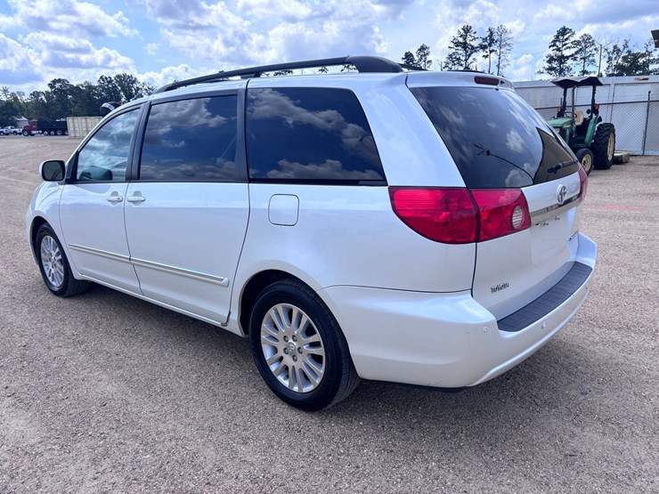 2008-toyota-sienna-image-4