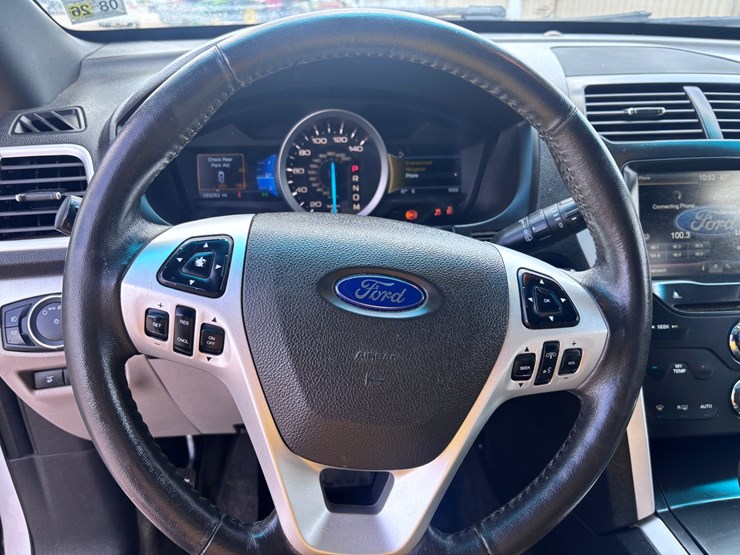 2015-ford-explorer-image-13