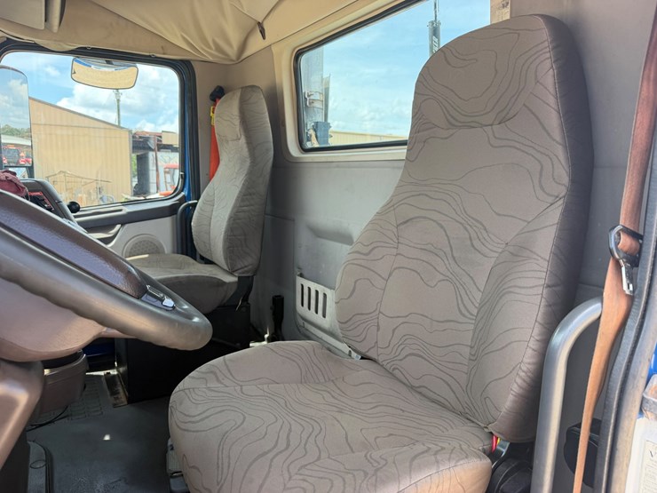 2017-volvo-vnl64t300-image-13