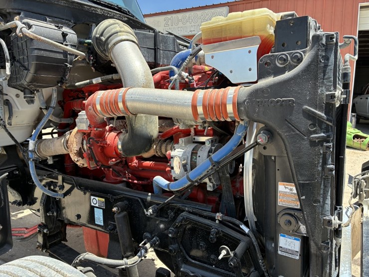 2020-peterbilt-567-image-9