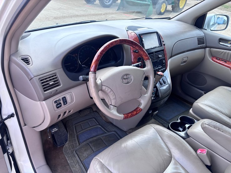 2008-toyota-sienna-image-9