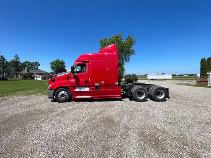 #118-•-2014-freightliner-semi-tractor-(has-wi-title)-(denmark,-wi)-image-46