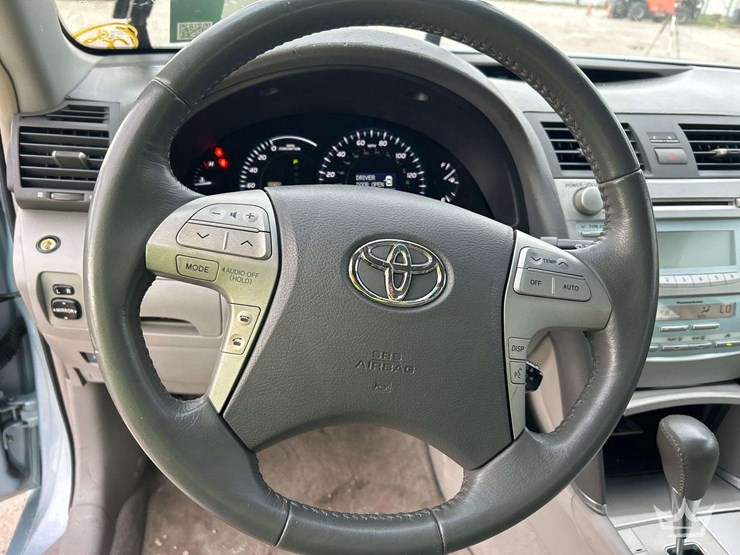 2009-toyota-camry-hybrid-sedan-image-14