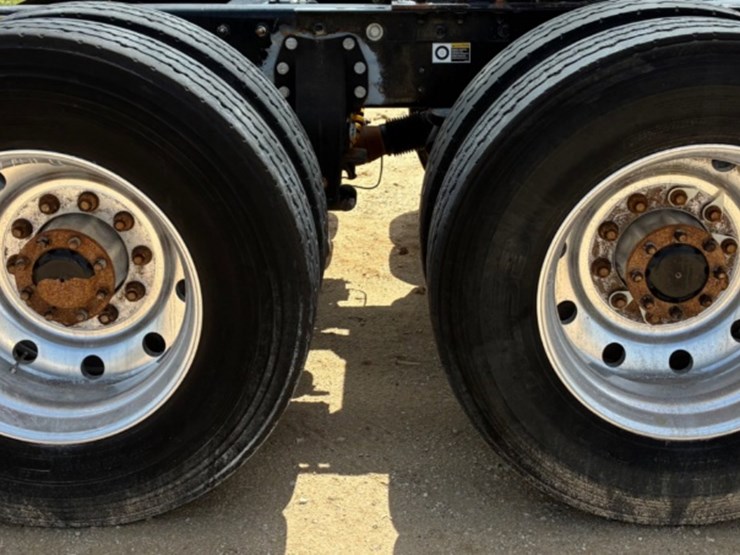 2016-peterbilt-365-image-11