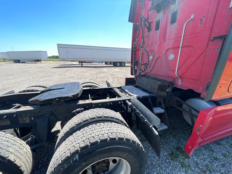 #118-•-2014-freightliner-semi-tractor-(has-wi-title)-(denmark,-wi)-image-41