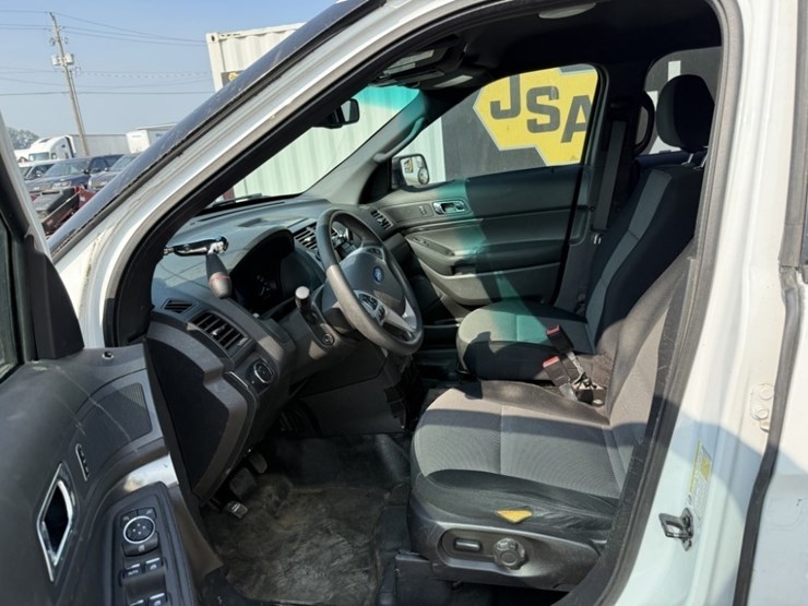 2015-ford-explorer-image-21