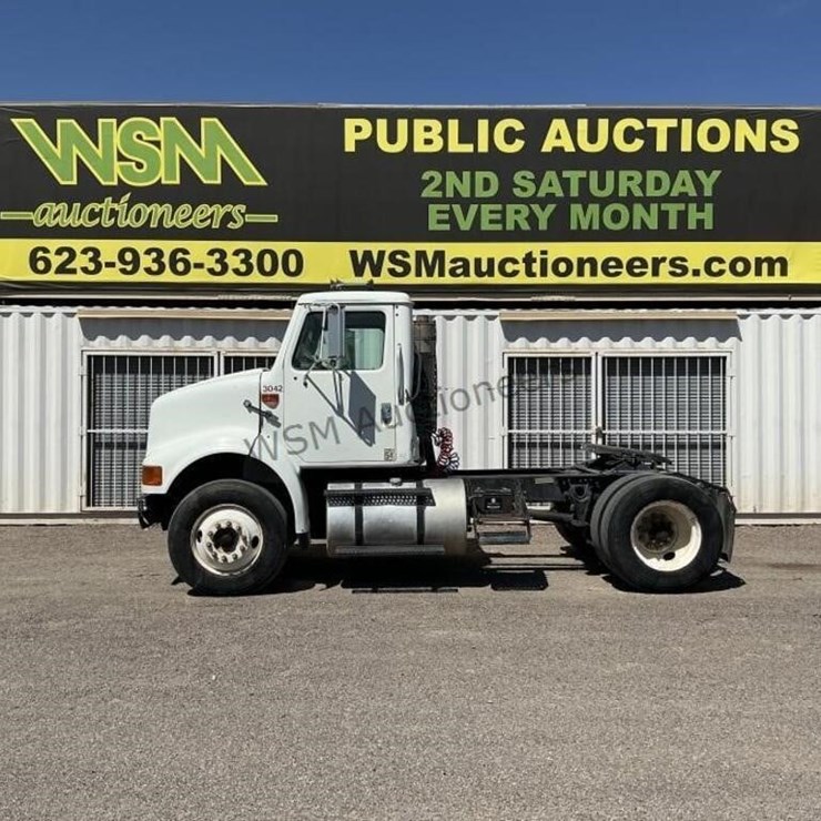 2000 INTERNATIONAL 8100