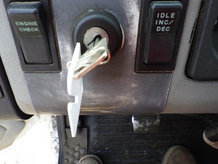 1999-freightliner-fl70-image-50