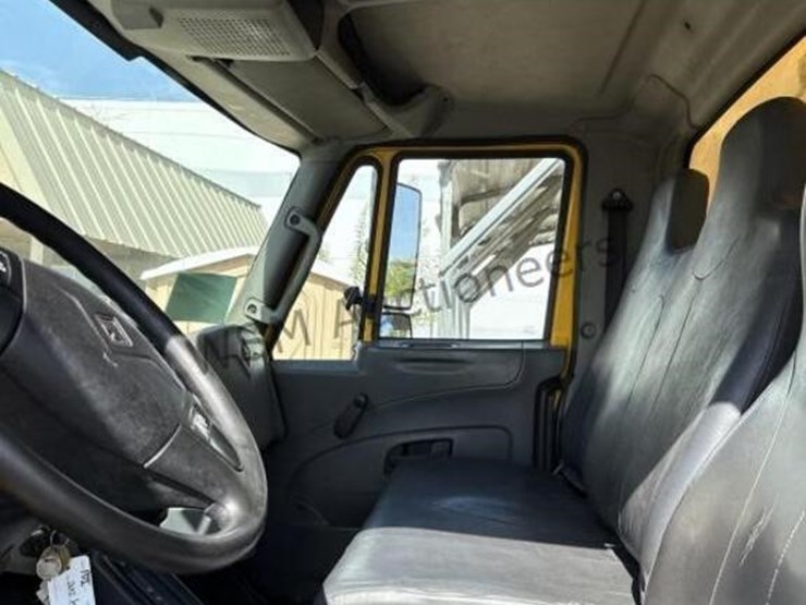 2012-international-4300lp-box-truck-image-31