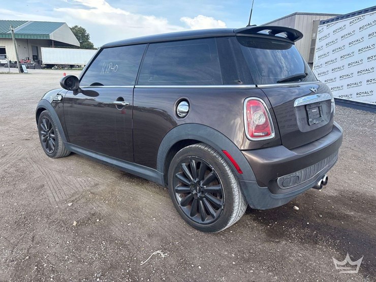 2010-mini-cooper-hatchback-image-4