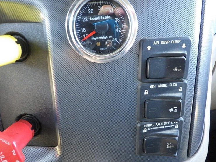 2015-peterbilt-325-image-32
