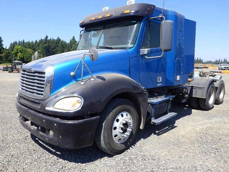 2006-freightliner-columbia-120-image-1