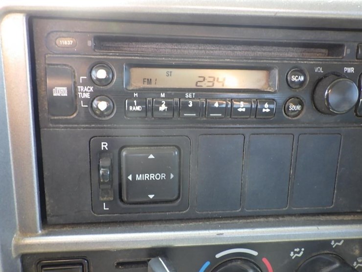 2013-hino-268-image-44