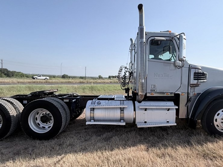 2014-freightliner-122sd-image-4