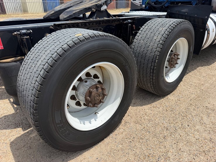 2017-volvo-vnl64t300-image-5