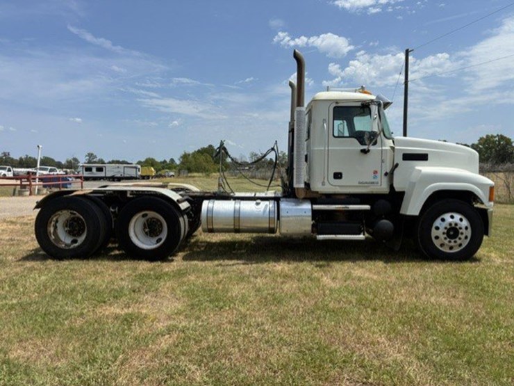 2016-mack-chu613-daycab-truck-image-4
