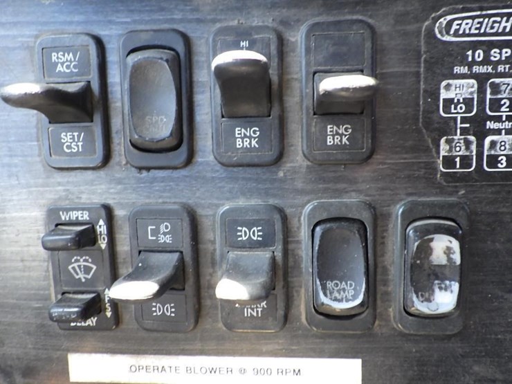 2006-freightliner-columbia-120-image-46