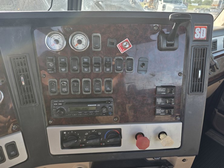 2014-freightliner-122sd-image-11