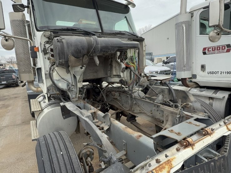 2006-international-(inoperable)-5900i-day-cab-image-6