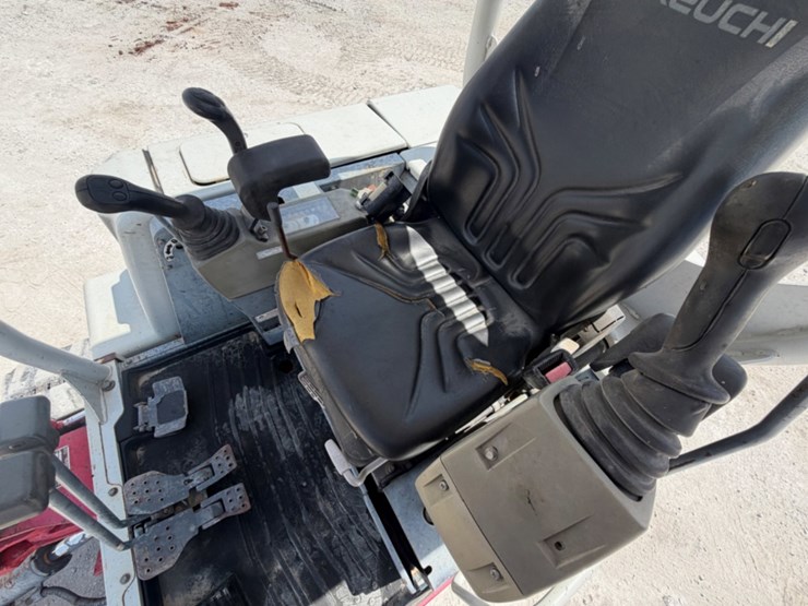 takeuchi-tb235-image-12