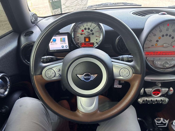 2010-mini-cooper-hatchback-image-13