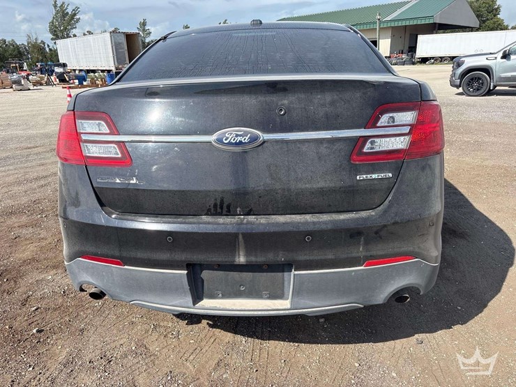 2015-ford-taurus-sedan-image-27