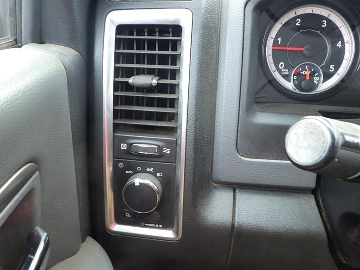2017-dodge-2500-image-33