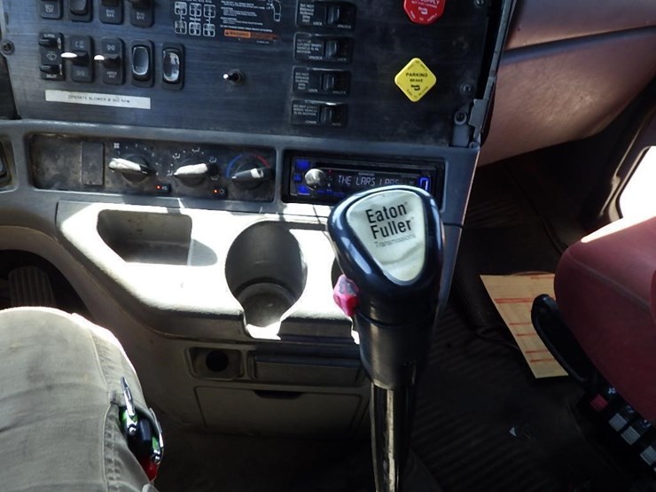 2006-freightliner-columbia-120-image-41