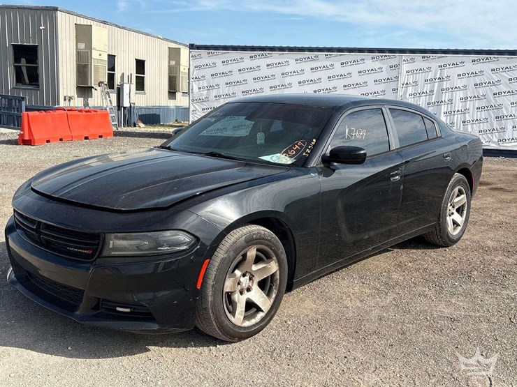 2015-dodge-charger-sedan-image-1