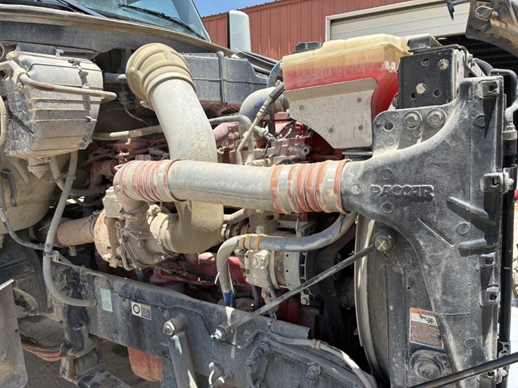 2020-peterbilt-567-image-10